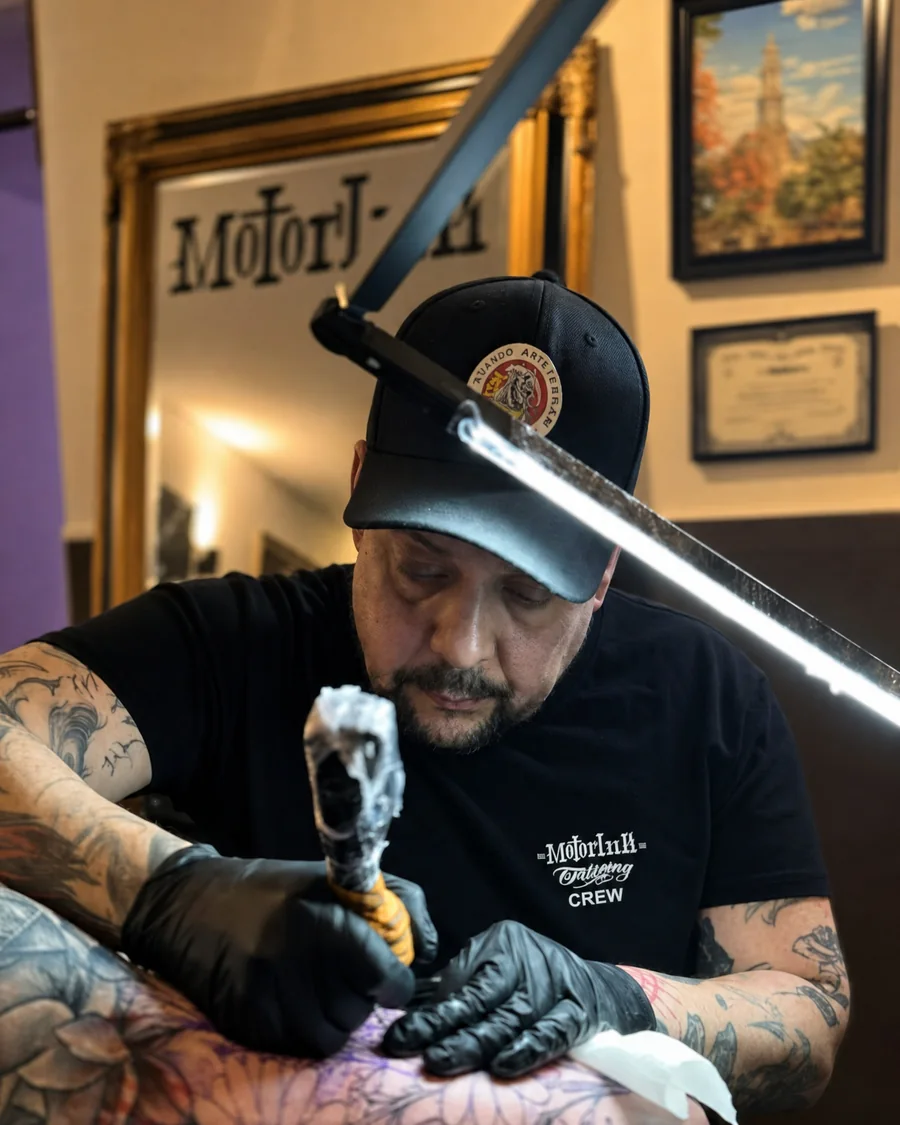 Célio aan het werk bij Motorink